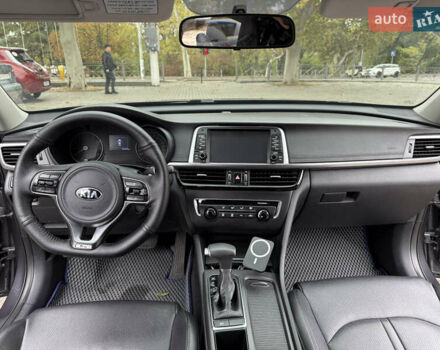 Серый Киа K5, объемом двигателя 2 л и пробегом 153 тыс. км за 13500 $, фото 10 на Automoto.ua