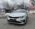 Серый Киа K5, объемом двигателя 2 л и пробегом 297 тыс. км за 13900 $, фото 1 на Automoto.ua