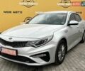 Серый Киа K5, объемом двигателя 2 л и пробегом 350 тыс. км за 10000 $, фото 1 на Automoto.ua
