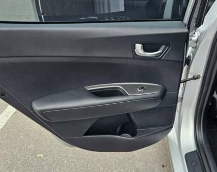 Серый Киа K5, объемом двигателя 2 л и пробегом 206 тыс. км за 14900 $, фото 16 на Automoto.ua