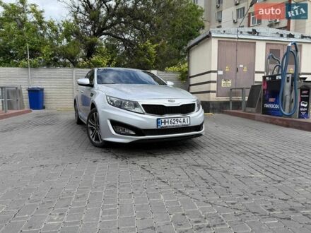 Серый Киа K5, объемом двигателя 2 л и пробегом 228 тыс. км за 9999 $, фото 1 на Automoto.ua