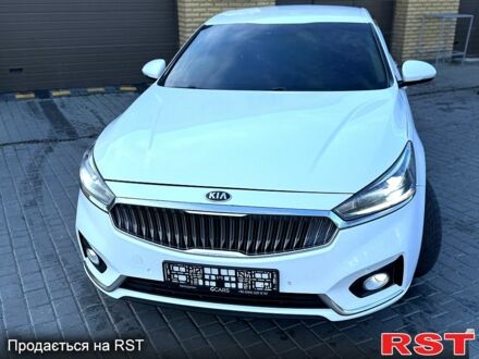 Белый Киа K7, объемом двигателя 3 л и пробегом 220 тыс. км за 17800 $, фото 1 на Automoto.ua