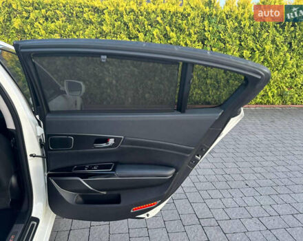 Білий Кіа K900, об'ємом двигуна 5.04 л та пробігом 130 тис. км за 19500 $, фото 19 на Automoto.ua