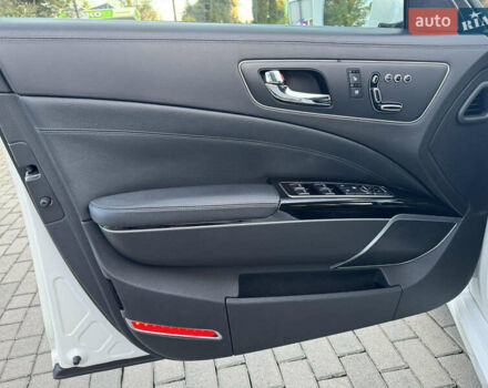 Киа K900 2015 в Львове на Automoto.ua Белый Киа K900, объемом двигателя 5.04 л и пробегом 125 тыс. км за 19999 $, фото 10 на Automoto.ua