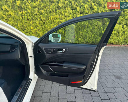 Білий Кіа K900, об'ємом двигуна 5.04 л та пробігом 130 тис. км за 19500 $, фото 22 на Automoto.ua