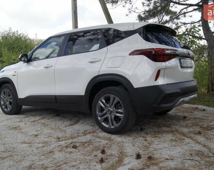 Белый Киа Seltos, объемом двигателя 1.98 л и пробегом 30 тыс. км за 17777 $, фото 5 на Automoto.ua