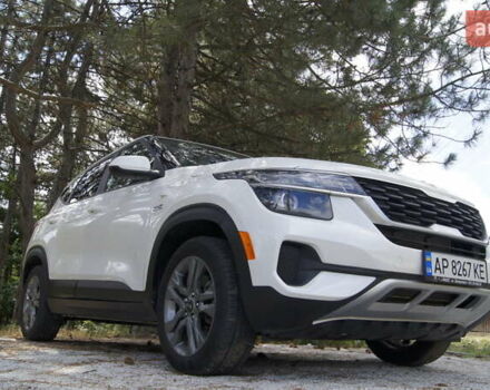 Киа Seltos 2020 в Соленом на Automoto.ua Белый Киа Seltos, объемом двигателя 1.98 л и пробегом 30 тыс. км за 18500 $, фото 2 на Automoto.ua