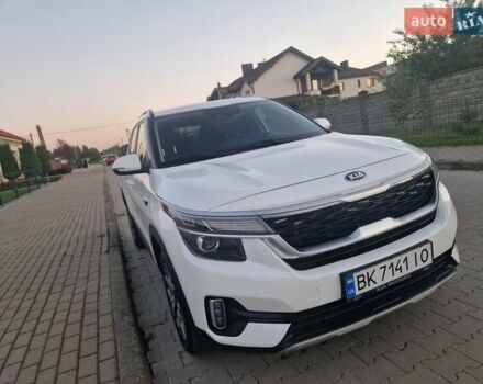 Белый Киа Seltos, объемом двигателя 2 л и пробегом 67 тыс. км за 23900 $, фото 3 на Automoto.ua