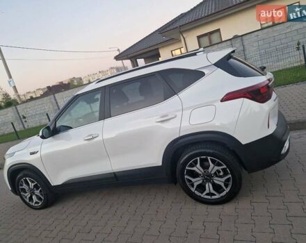 Белый Киа Seltos, объемом двигателя 2 л и пробегом 67 тыс. км за 23900 $, фото 1 на Automoto.ua