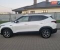 Белый Киа Seltos, объемом двигателя 2 л и пробегом 67 тыс. км за 23900 $, фото 6 на Automoto.ua