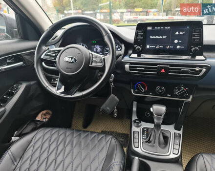 Серый Киа Seltos, объемом двигателя 2 л и пробегом 56 тыс. км за 16999 $, фото 9 на Automoto.ua