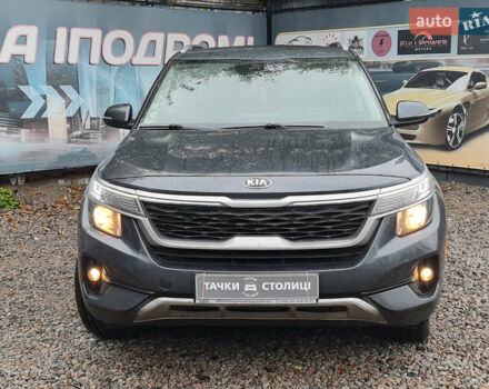 Серый Киа Seltos, объемом двигателя 2 л и пробегом 56 тыс. км за 16999 $, фото 1 на Automoto.ua