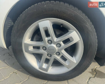 Белый Киа Soul, объемом двигателя 1.58 л и пробегом 224 тыс. км за 7600 $, фото 52 на Automoto.ua