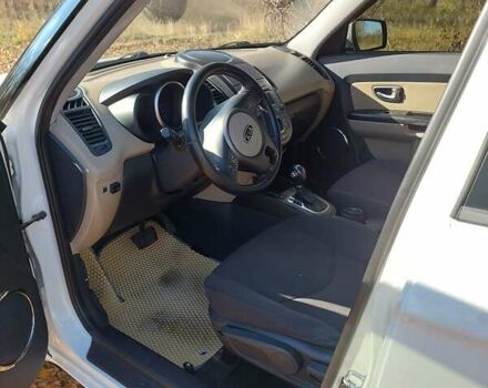 Белый Киа Soul, объемом двигателя 1.6 л и пробегом 150 тыс. км за 9500 $, фото 26 на Automoto.ua