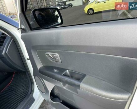 Белый Киа Soul, объемом двигателя 1.59 л и пробегом 251 тыс. км за 7700 $, фото 19 на Automoto.ua