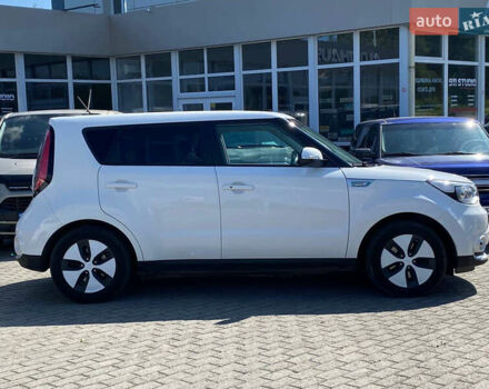 Киа Soul 2016 в Житомире на Automoto.ua Белый Киа Soul, объемом двигателя 0 л и пробегом 132 тыс. км за 7999 $, фото 3 на Automoto.ua