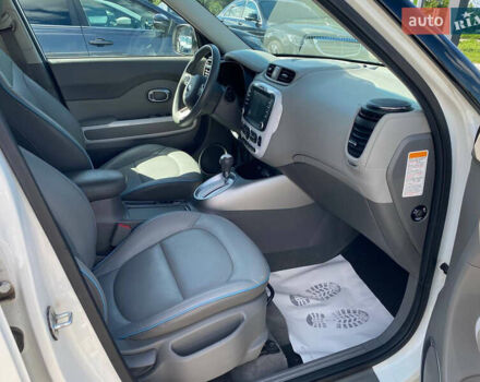 Киа Soul 2016 в Житомире на Automoto.ua Белый Киа Soul, объемом двигателя 0 л и пробегом 132 тыс. км за 7999 $, фото 9 на Automoto.ua