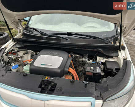 Білий Кіа Soul, об'ємом двигуна 0 л та пробігом 113 тис. км за 6900 $, фото 2 на Automoto.ua