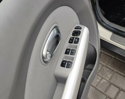 Білий Кіа Soul, об'ємом двигуна 0 л та пробігом 90 тис. км за 12000 $, фото 12 на Automoto.ua