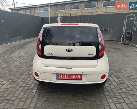 Білий Кіа Soul, об'ємом двигуна 0 л та пробігом 90 тис. км за 12000 $, фото 5 на Automoto.ua