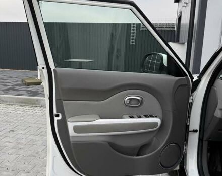 Білий Кіа Soul, об'ємом двигуна 0 л та пробігом 68 тис. км за 11200 $, фото 12 на Automoto.ua