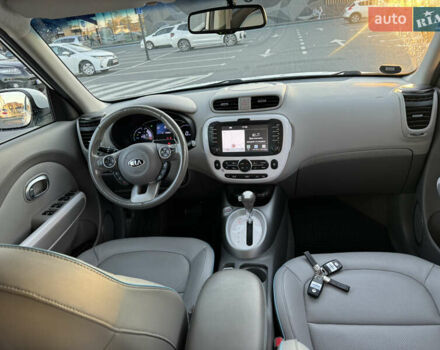 Білий Кіа Soul, об'ємом двигуна 0 л та пробігом 149 тис. км за 10700 $, фото 7 на Automoto.ua
