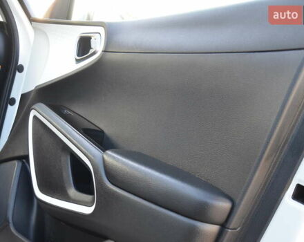 Білий Кіа Soul, об'ємом двигуна 0 л та пробігом 87 тис. км за 16150 $, фото 65 на Automoto.ua