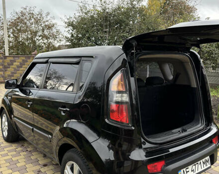 Кіа Soul 2011 у Ярмолинці на Automoto.ua Чорний Кіа Soul, об'ємом двигуна 1.58 л та пробігом 114 тис. км за 8000 $, фото 7 на Automoto.ua