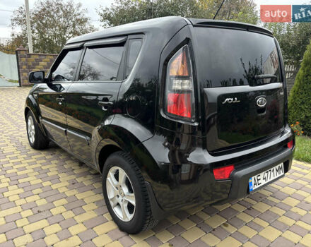 Кіа Soul 2011 у Ярмолинці на Automoto.ua Чорний Кіа Soul, об'ємом двигуна 1.58 л та пробігом 114 тис. км за 8000 $, фото 4 на Automoto.ua