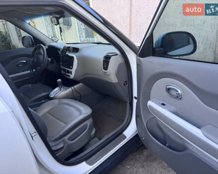 Белый Киа Soul EV, объемом двигателя 0 л и пробегом 122 тыс. км за 5900 $, фото 6 на Automoto.ua