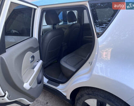 Белый Киа Soul EV, объемом двигателя 0 л и пробегом 122 тыс. км за 5900 $, фото 12 на Automoto.ua