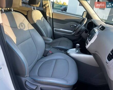 Білий Кіа Soul EV, об'ємом двигуна 0 л та пробігом 169 тис. км за 5600 $, фото 36 на Automoto.ua