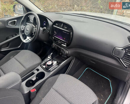 Сірий Кіа Soul EV, об'ємом двигуна 0 л та пробігом 113 тис. км за 13500 $, фото 10 на Automoto.ua