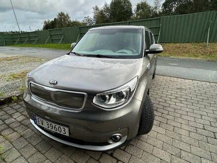 Киа Soul EV 2018 в Луцке на Automoto.ua Серый Киа Soul EV, объемом двигателя 0 л и пробегом 131 тыс. км за 11200 $, фото 1 на Automoto.ua