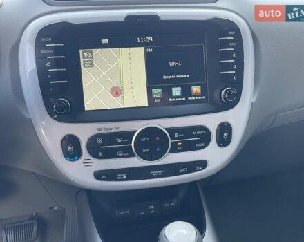 Киа Soul EV 2015 в Луцке на Automoto.ua Синий Киа Soul EV, объемом двигателя 0 л и пробегом 112 тыс. км за 11700 $, фото 10 на Automoto.ua