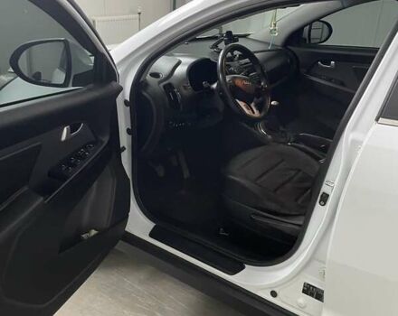 Білий Кіа Sportage, об'ємом двигуна 2 л та пробігом 195 тис. км за 12500 $, фото 7 на Automoto.ua