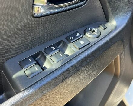 Білий Кіа Sportage, об'ємом двигуна 2 л та пробігом 183 тис. км за 12400 $, фото 5 на Automoto.ua