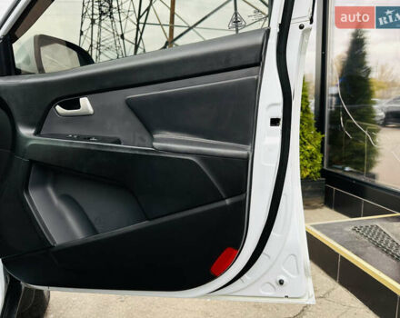 Белый Киа Sportage, объемом двигателя 2 л и пробегом 225 тыс. км за 12400 $, фото 25 на Automoto.ua