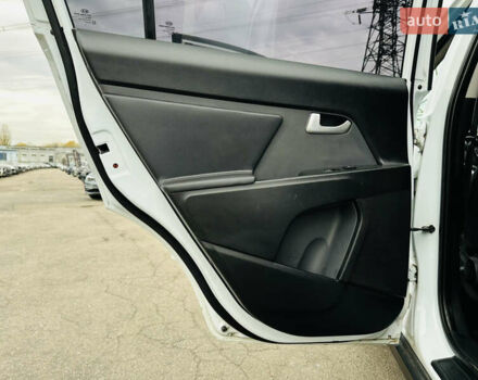 Белый Киа Sportage, объемом двигателя 2 л и пробегом 225 тыс. км за 12400 $, фото 16 на Automoto.ua