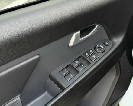 Білий Кіа Sportage, об'ємом двигуна 2 л та пробігом 161 тис. км за 10900 $, фото 13 на Automoto.ua