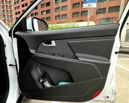 Білий Кіа Sportage, об'ємом двигуна 2 л та пробігом 164 тис. км за 12000 $, фото 2 на Automoto.ua