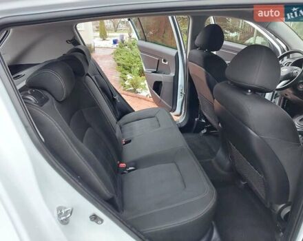 Белый Киа Sportage, объемом двигателя 1.69 л и пробегом 170 тыс. км за 11999 $, фото 3 на Automoto.ua