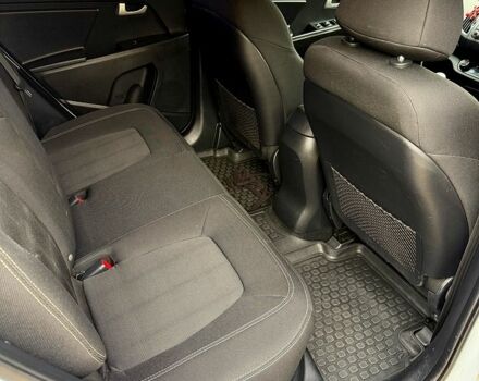 Білий Кіа Sportage, об'ємом двигуна 2 л та пробігом 53 тис. км за 13800 $, фото 7 на Automoto.ua