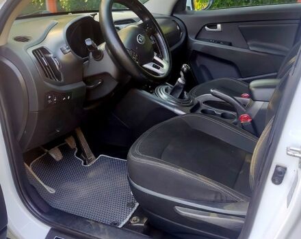 Белый Киа Sportage, объемом двигателя 1.7 л и пробегом 168 тыс. км за 13000 $, фото 2 на Automoto.ua