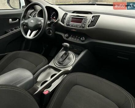 Білий Кіа Sportage, об'ємом двигуна 2 л та пробігом 158 тис. км за 12300 $, фото 28 на Automoto.ua