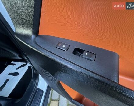 Білий Кіа Sportage, об'ємом двигуна 2 л та пробігом 223 тис. км за 14950 $, фото 107 на Automoto.ua