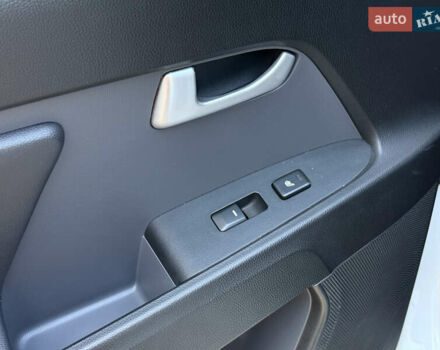 Киа Sportage 2013 в Одессе на Automoto.ua Белый Киа Sportage, объемом двигателя 2 л и пробегом 143 тыс. км за 12999 $, фото 8 на Automoto.ua