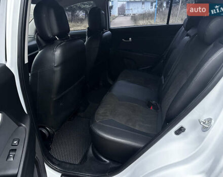 Белый Киа Sportage, объемом двигателя 2 л и пробегом 179 тыс. км за 13000 $, фото 2 на Automoto.ua