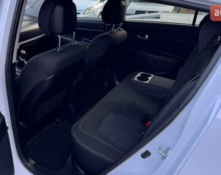 Белый Киа Sportage, объемом двигателя 1.7 л и пробегом 219 тыс. км за 12999 $, фото 12 на Automoto.ua