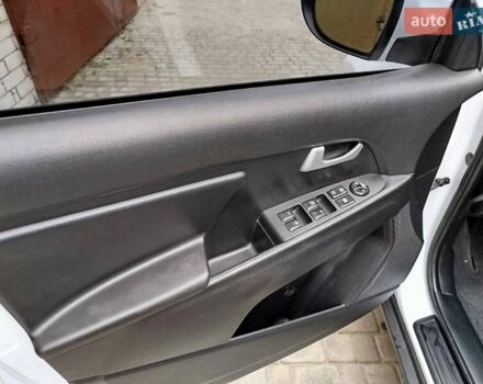 Белый Киа Sportage, объемом двигателя 2 л и пробегом 194 тыс. км за 11900 $, фото 13 на Automoto.ua